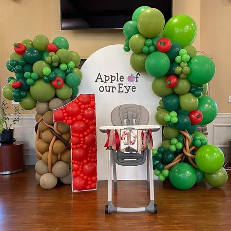 Apple Balloon Garland, Apple Balloon Arch, Apple Theme Parties, Baloon Garland, Baby Shower Balloon Arch, Caterpillar Birthday, Pto Ideas, Hungry Caterpillar Birthday, Balloon Creations