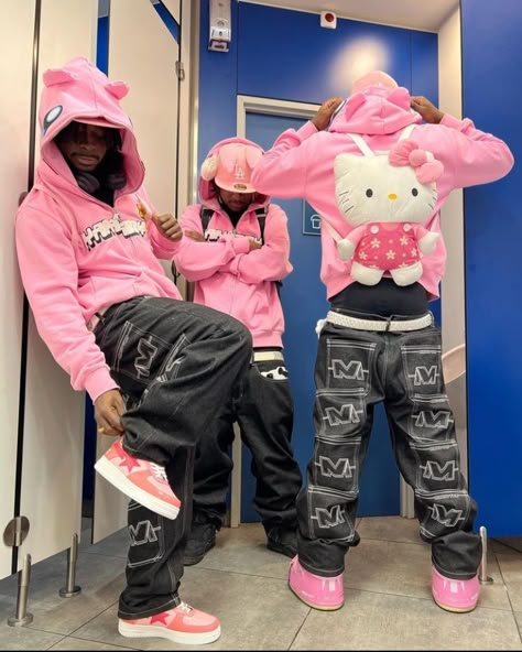 Hello Kitty Y2k Outfit Men, Baggy Hello Kitty Outfit, Matchy Outfit Couple Streetwear, Hello Kitty Outfit Y2k, Hello Kitty Streetwear, Hello Kitty Fits Y2k, Pink And Black Outfit Men, Pink Mens Outfits, Dreadhead Outfits