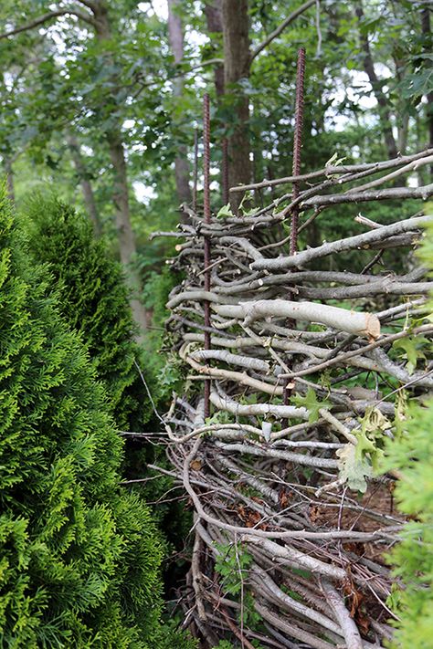 Making a rustic twig screen using sticks and rebar. Garden Projects Using Sticks And Twigs, Tree Limbs Projects Branches, Alternative Fence Ideas, Rebar Fence, Lawn Decor Ideas, Cerca Natural, Washbasin Cabinet, Rustic Garden Fence, Rama Seca