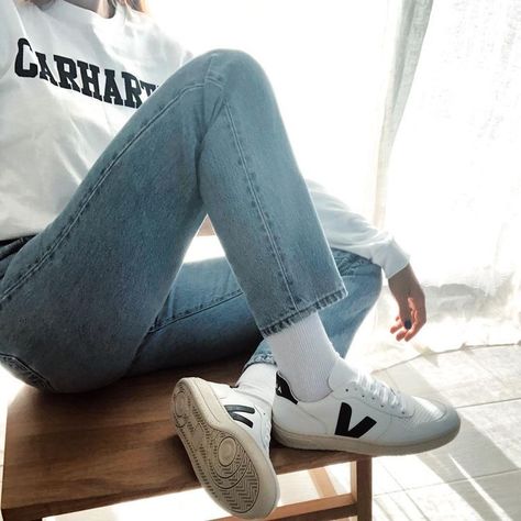 White And Black Sneakers, Basket Veja, Veja Esplar, Trainers Outfit, Sneaker Outfits Women, Daily Outfit Inspiration, Veja Sneakers, Official Account, Minimalist Wardrobe