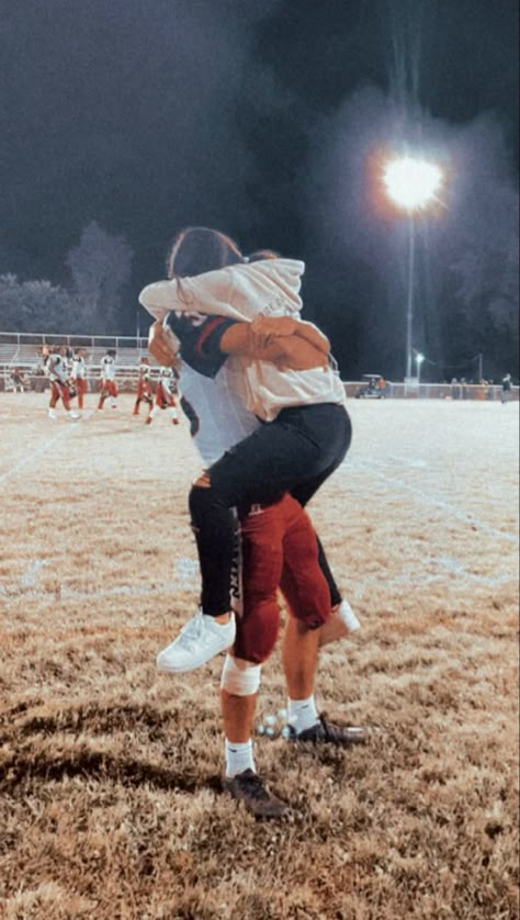 Boyfriend Wholesome, Football Couple Pictures, Football Cheerleader Couple, Football Player Girlfriend, Football Relationship Goals, Football Player Boyfriend, Wholesome Aesthetic, Cheer Couples, Couples Football