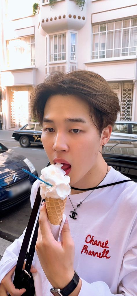 #Jimin #BTS #IceCream Jimin Pictures, Fotografi Digital, Park Ji Min, Eating Ice Cream, Park Jimin Cute, Jimin Wallpaper, Park Jimin Bts, Cookie Dough Cafe, Bts Bangtan Boy