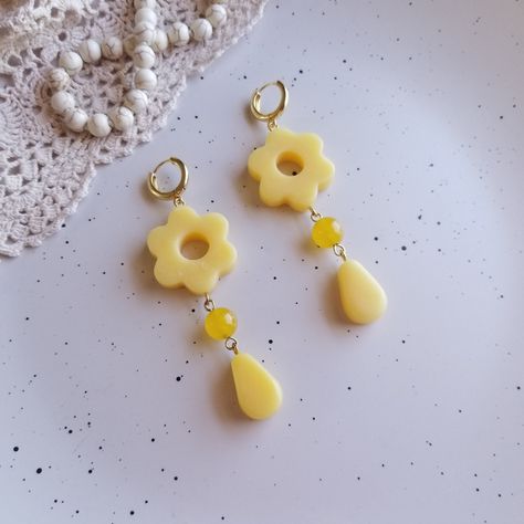 Handcrafted From Polymer Clay. These Are Lightweight And Very Durable. Gold Played Huggies. Crea Fimo, Clay Pins, Candy Flowers, Flowers Earrings, Polymer Clay Jewelry Tutorials, Polymer Clay Jewelry Diy, Cute Polymer Clay, Art Resin, Clay Jewelry Diy