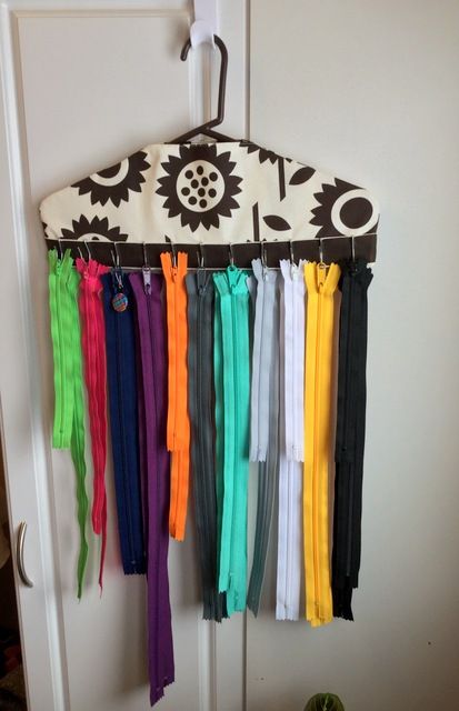 A Photo's Worth: Zipper Organizer Zipper Organization And Storage, Zipper Storage Sewing Rooms, Zipper Storage Ideas, Sewing Hanging Organizer, Rectangular Storage Organizer With Zipper Closure, Diy Hanging Organizer Fabric, Notions Storage, Quilt Room Organization, Zipper Storage