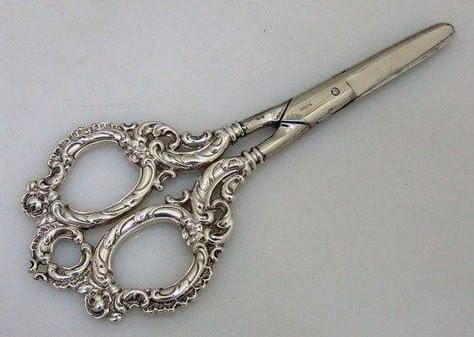 Ornate Scissors, Pretty Scissors, Hairdresser Logo, Scissors Art, Antique Scissors, Vintage Scissors, Pretty Knives, Sewing Scissors, Tarnished Silver