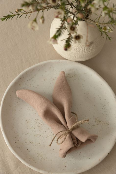 Easter table decor bunny ears napkin fold Minimal Flower Arrangements, Minimal Table Decor, Easter Dining Table Decor, Easter Napkin Folding, Minimal Easter, Linen Table Settings, Easter Dining Table, Minimal Flower, Easter Table Decor