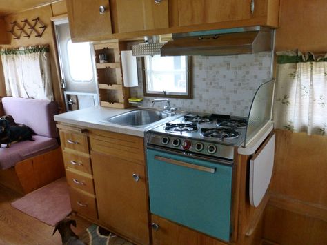 1965 Holiday Rambler Kitchen and Dinette - mine still has the top cabinets and the paneling but all the rest is gone Rambler Remodel, Camper Stove, Vintage Motorhome, Vintage Trailers Restoration, Vintage Trailer Interior, Rv Furniture, Holiday Rambler, Vintage Campers Trailers, Rv Renovations