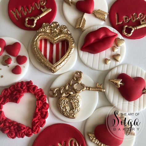 Cookie Techniques, Sweet Treats Party, Diy Hot Chocolate, Valentine Sugar Cookies, Birthday Hampers, Sweet Bouquet, Valentine Desserts, Fondant Cookies, Cupcake Designs