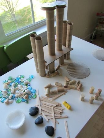 Tabletop loose parts creative activity for kids... Love this kind of open ended building and creating activity Reggio Emilia Inspired, Construction Play, Reggio Classroom, Creative Curriculum, Reggio Inspired, Invitation To Play, Creative Activities For Kids, Loose Parts, Activity For Kids