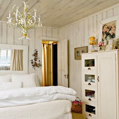 Cabin Walls, Knotty Pine Walls, Beach Palace, Best Bedroom Designs, Cottage Decorating, Sunroom Decorating, Lake Houses, Pine Walls, House Updates