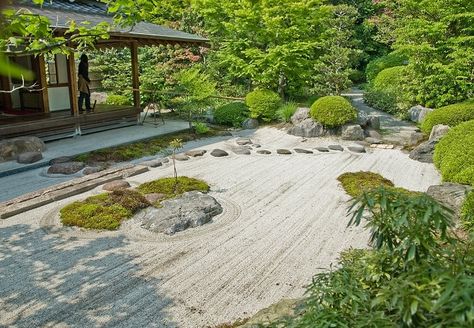 Sand garden with low-maintenance plants Japanese Cities, Zen Sand Garden, Sand Garden, Japanese Style Garden, Temple Gardens, Japanese Style House, Japan Garden, Grasses Garden, Kamakura