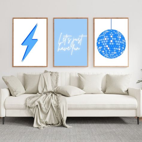 College Dorm Inspo Artwork, Preppy Room Decor Artwork, Blue Wall Bedroom Decor, College Room Ideas Apartments, Dorm Wall Prints, College Dorm Paintings, Room Inspiration Blue, Bedroom Ideas College Apartment, College House Bedroom