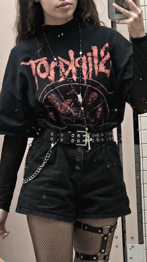 Grunge Outfits For Short Women, Slipknot Shirt Aesthetic, Gothic Outfits With Shorts, Goth Outfit With Shorts, All Black Goth Outfit, Alt Outfit Inspiration, Alt Layered Outfits, Alt Outfits With Shorts, Alt Outfits For Summer