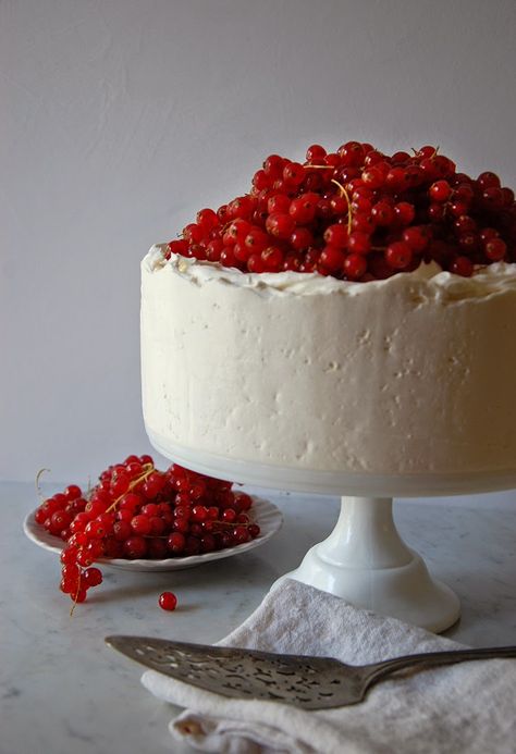 Amaretto and Red Currant Cake from @unclebeefy  http://thebedlamofbeefy.blogspot.com/2014/09/amaretto-red-currant-cake.html Amaretto Recipes, Red Currant Cake, Red Currents, Currant Cake, Amaretto Cake, Artistic Food, Greeting Cards Quotes, Baking Journal, Cards Quotes