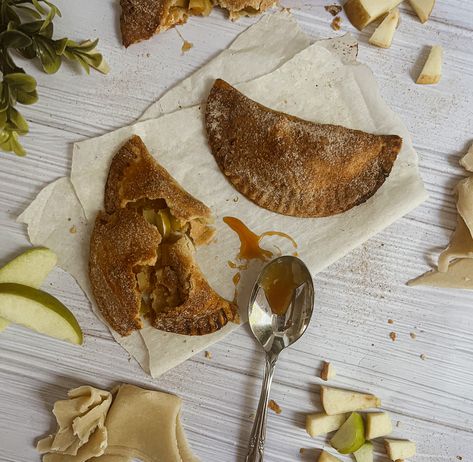 Copycat Taco Bell Caramel Apple Empanada Taco Bell Caramel Apple Empanada, Apple Empanadas Recipe, Caramel Apple Empanadas, Taco Bells, Apple Empanadas, Copycat Taco Bell, Homemade Pie Crust Recipe, Empanada Recipe, Cinnamon Caramel