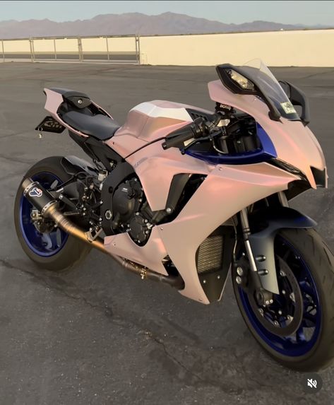 @/itsjay.4k ig Moto Rose, Cute Motorcycle, Dream Motorcycle, Kereta Sport, Pink Motorcycle, Pink Ranger, Motos Bmw, Motocross Love, Moto Bmw