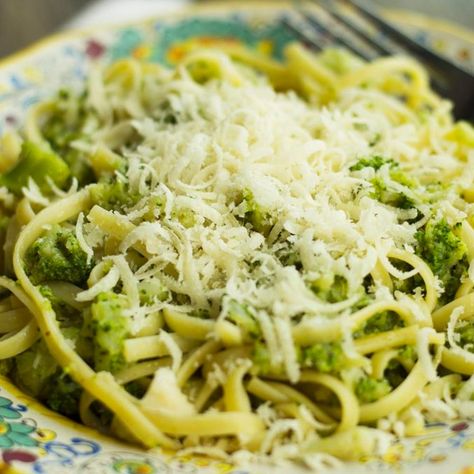 Mamma Mangia, Spaghetti And Broccoli, Spaghetti With Broccoli, Broccoli Spaghetti, Pasta With Broccoli, Leftover Spaghetti, Broccoli Pasta Recipe, Under Appreciated, Broccoli And Cauliflower