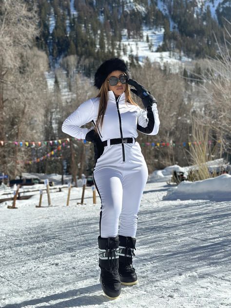 #moonboots #winteroutfit #aspen #snowsuit White Snow Suit Outfit, All White Skiing Outfit, Snow Suits Black Women, White Ski Outfits For Women, Colorado Snow Outfit, Outfits For Switzerland Winter, Snow Tubing Outfit For Black Women, Ski Glasses Outfit, Snowsuit Outfit Black Women