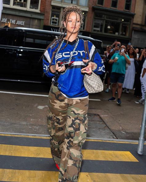 Rihanna wore army pants and trainers, so I wore army pants and trainers, and heels, and flip flops of course. See 10 more stylish ways to wear green cargo pants like an it-girl at the link in bio. Avant Garde Street Style, Camo Heels, Cargo Outfit, Army Print, Streetwear Inspo, Army Pants, Camo Outfits, Cargo Pants Outfit, Heels Outfits