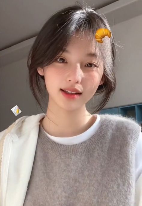 O-M-G her bang is fcking addicted to me 😭 I really want it. Maybe cz she's so cute so everything is cute as well 😭
cre: @! kwkwtll Douyin #style #hairstyle #pretty #fancy #goodlook #tips #hair #salon #haircut #bangstyle #glowup #fashion Douyin Style, Pretty Hair Cuts, Korean Hair Color, Hair Inspiration Long, Tips Hair, Kpop Hair, Hair Color Streaks, Hair Inspiration Short, Hairstyles For Layered Hair