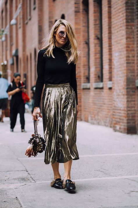 Those MULES. Pant Outfits For Women, Midi Skirts Style, Metallic Pleated Skirt, Walking Down The Street, Quoi Porter, New York Fashion Week Street Style, Rock Outfit, Nyfw Street Style, Moda Chic