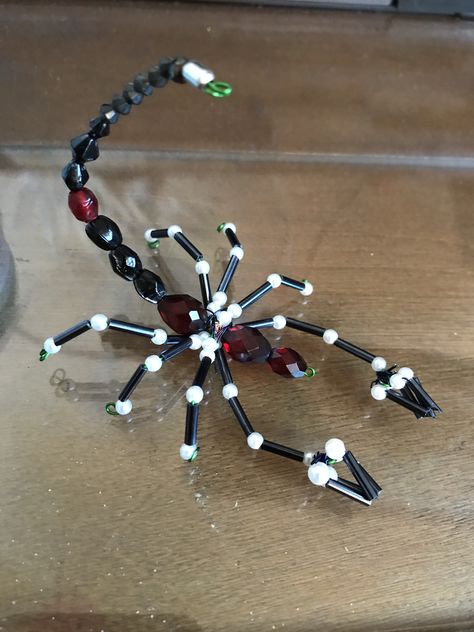 Bead Scorpion How To Make, Bead Insects Diy, Wire Scorpion Diy, Pretty Beaded Jewelry, Beaded Scorpion, Wire Insects, Pony Bead Jewelry, Scorpion Wire Wrap, Wire Beaded Spider