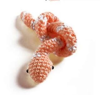 PATRONES AMIGURUMI GRATIS: PATRON GRATIS SERPIENTE AMIGURUMI 62440 How To Crochet A Snake, Crochet Snakes, Easy Baby Crochet, Crochet Minis, Amigurumi Snake, Crochet Space, Crochet Snake, Crochet Stuffies, Easy Crochet Animals