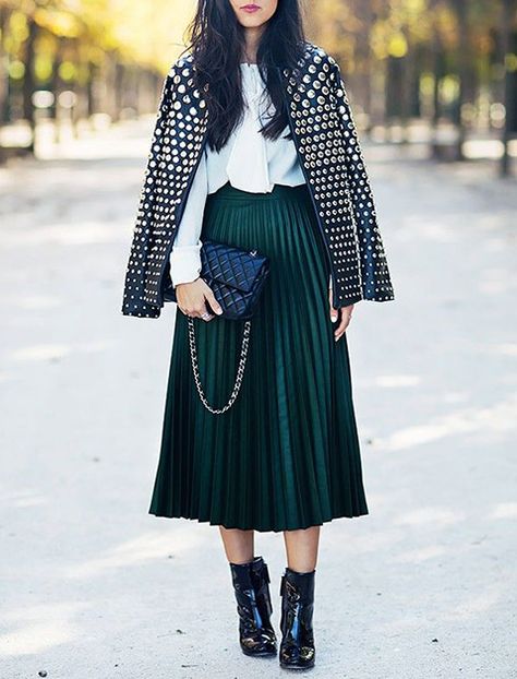 Ankle Boots Skirt, Green Pleated Skirt, Silvester Outfit, How To Wear Ankle Boots, Skirt Diy, New Street Style, Embellished Jacket, Looks Street Style, Modieuze Outfits