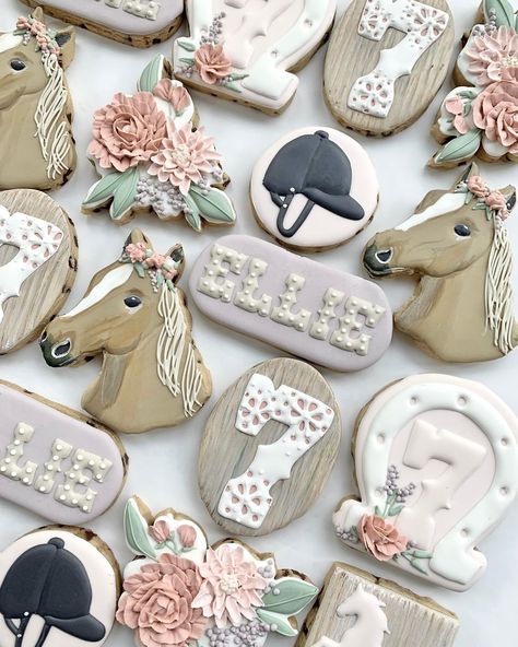 •Jill Jermyn• Bobcaygeon, ON (@oh.sugar.cookieco) • Instagram photos and videos Horse Theme Cookies, Senior Cookies, Horse Cookies Decorated, Horse Sugar Cookies, Derby Cookies, Horseback Riding Party, Western Cookies, Bday Cookies, Horse Cakes