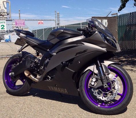 jav Yamaha R6 black and Purple.  I am not normally a fan of purple but holy crap is this absolutely perfect!!!! In LOVE! Yamaha R6 Black, Purple Motorcycle, Motor Balap, Image Moto, Yamaha R6, Pretty Bike, Motor Sport, Sports Bikes Motorcycles, Sepeda Motor