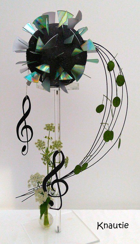 Music Note Centerpieces, Music Centerpieces, Floral Desing, Contemporary Flower Arrangements, Floral Art Arrangements, Music Notes Art, Grave Flowers, Wedding Planning Decor, Creative Flower Arrangements