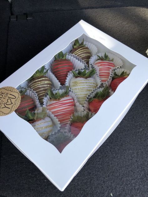 Wine Gift Box Ideas, Chocolate San Valentin, Christmas Strawberry, Chocolate Covered Strawberry Recipe, Chocolate Covered Strawberries Bouquet, Strawberry Pretzel, Strawberry Gifts, Chocolate Covered Fruit, Strawberry Wine