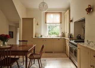 23 design ideas for combined kitchen-dining rooms Victorian Terrace House Garden, Victorian Terrace House, White Bathroom Tiles, Black And White Tiles, London House, Bentwood Chairs, Victorian Terrace, Yellow Kitchen, Living Room Flooring