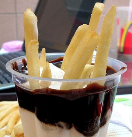 Fries And Sundae, Weird Food Combinations, Chocolate Sundae, Food Fails, Food Combinations, Gross Food, Saltine Crackers, Food Combining, Weird Food