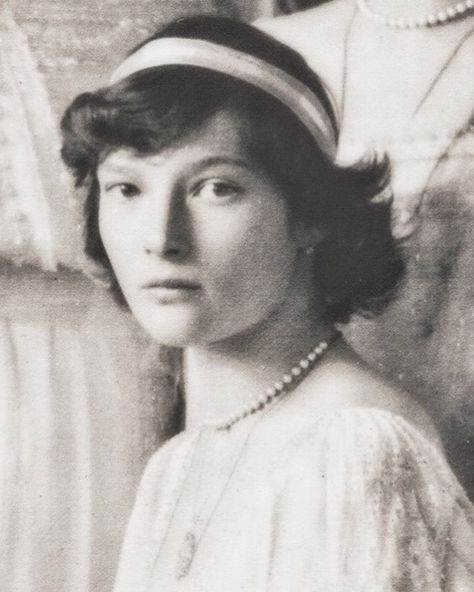 The daughters of the Tsar were very fashion-conscious, especially Tatiana. In 1914 (as pictured), Tatiana wore the bob hairstyle before it became popular in the 1920s. Her hair was cut short due to an illness. Tatiana had real talent for choosing attractive fashions and creating elegant hair styles. Her mother's friend Anna Vyrubova later wrote that Tatiana had a great talent for making clothing, embroidery and crochet and that she dressed her mother's long hair as well as any professional h... Grand Duchess Tatiana, Grand Duchess Tatiana Nikolaevna Of Russia, Tatiana Romanov, Familia Romanov, King Alexander, Tatiana Nikolaevna, Alexei Romanov, Romanov Sisters, Nicolas Ii