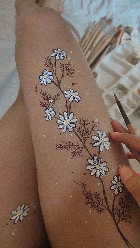 Body Paintings Female Aesthetic, Drawing On Skin Aesthetic, Things To Paint On Legs Easy, Paint On Body Aesthetic, Leg Drawing Ideas, Arm Paint Ideas Body Art, Leg Art Ideas, Flower Body Painting, Things To Paint On Your Leg