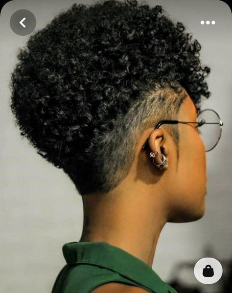 Tapered Natural Hair Cut, Afro Styles, Natural Hair Haircuts, Short Natural Haircuts, Short Hair Designs, Short Natural Curly Hair, Short Shaved Hairstyles, Shaved Side Hairstyles, Tapered Natural Hair