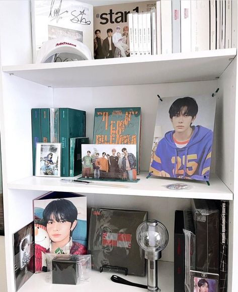 Kpop Bookshelf Aesthetic, Enhypen Room Ideas, Enhypen Shelf, Kpop Album Shelf Ideas, Enhypen Room Decor, Kpop Albums Collection, Enhypen Room, Album Shelf, Kpop Albums Shelf