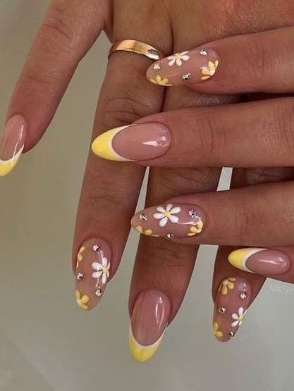 Pastel Yellow Daisy Nails, Summer Yellow Nails, Yellow Nails Design, Simple Spring Nails, Daisy Nails, Girly Acrylic Nails, Almond Nails Designs, Summer Yellow, Summer Acrylic Nails