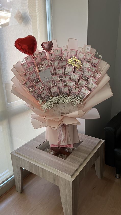 Money Bouquet Aesthetic, Eternal Flowers, Retail Architecture, Money Cake, Money Bouquet, Boquette Flowers, Gift Bouquet, Gift Packing, Flower Therapy