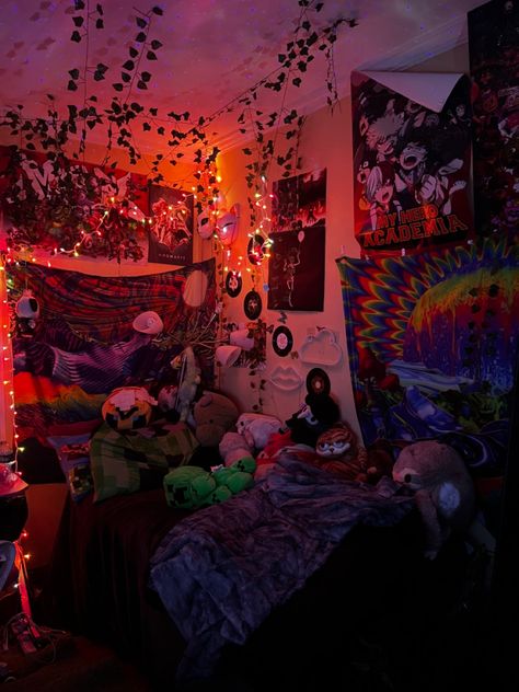 indie style bedroom Y2k Grunge Room Aesthetic, Room Decor Ideas Y2k Grunge, 80s Teen Bedroom, Alt Indie Room, Bedroom Inspirations Teenage Indie, 2000 Room Aesthetic Grunge, Grunge Bedroom, Indie Bedroom, Cool Room Designs