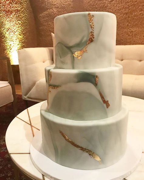 Sage Green Marble Cake, Marble Cake Decoration, Green Marble Cake, Cake With Gold Accents, Wedding Cake Marble, Cake With Gold, Galaxy Wedding, Marble Wedding, Marble Cake