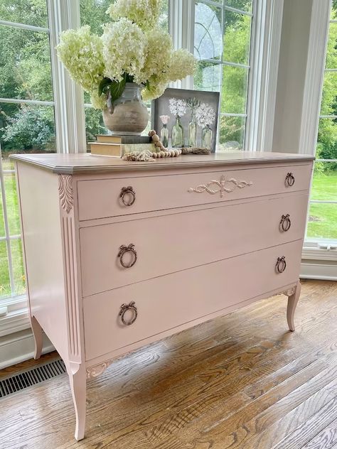 Pretty Dresser, Refinished Dresser, Dresser Vintage, Painted Dressers, Pink Dresser, Flip Ideas, Nursery Changing Table, Dresser Refinish, Three Drawer Dresser