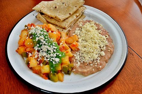 😍 👩🍳  👩‍🍳 RECETA DE PAPAS A LA MEXICANA Las papas a la mexicana nos traen a la mente los desayunos con toda la familia. Mamá preparaba esta rica receta 3 veces por semana y claro, debía buscar la forma de ahorra... 🇲🇽 Frijoles Refritos, Chile Jalapeño, Hummus, Rice, Share It, With Friends, Friends Family, Ethnic Recipes, The World