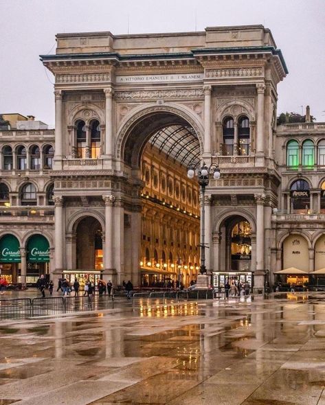 Milan Travel, Galleria Vittorio Emanuele, Italy Tourism, Galleria Vittorio Emanuele Ii, Selling On Amazon, Italian Life, Italy Landscape, Adventure Of The Seas, Italy Tours