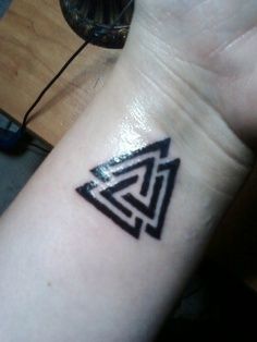 Valkyrie symbol Valknut Tattoo, Norwegian Tattoo, Viking Compass Tattoo, Shield Tattoo, Rune Tattoo, Tattoo Forearm, Triangle Tattoos, Norse Tattoo, Nordic Tattoo