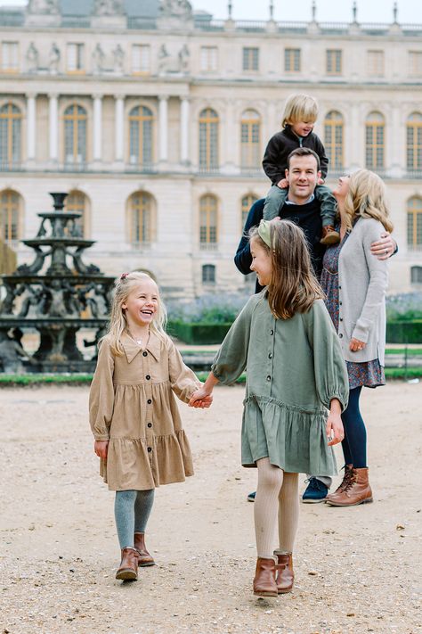 Family in front of Versailles Paris Photoshoot Ideas Family, Paris Family Photos, Versailles Photoshoot, Versailles Outfit Ideas, Paris Family Photo Shoot, Family Session Outfits, Urban Shoot, Versailles Gardens, London Photoshoot