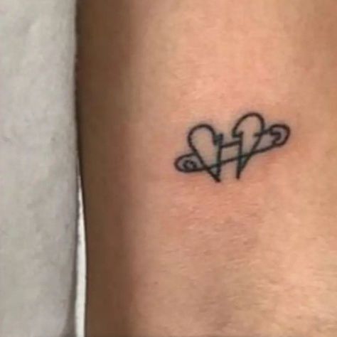 Stitched Up Heart Tattoo, Mending Heart Tattoo, Heart Broke Tattoos, Heart Breaker Tattoo, Safety Pin Heart Tattoo, Heart Break Tattoos For Women, Aesthetic Tattoos Grunge, Heart Tattoo Aesthetic, Blood Tattoo