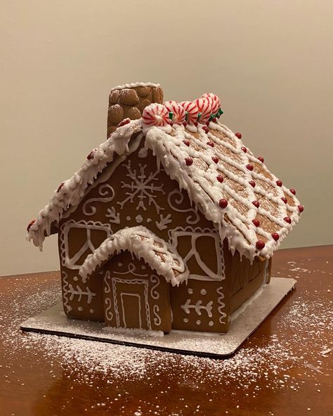 gingerbread house ideas, decorative gingerbread house, fancy, winter things, ideas, winter wonderland Gingerbread House Decorations Simple, Black Gingerbread House, Gingerbread House Inspo Aesthetic, Christmas Gingerbread House Aesthetic, Gingerbread House Friends, Ginger Bread House Aesthetic, Gingerbread Houses Aesthetic, Gingerbread House Date, Ginger Bread Decor