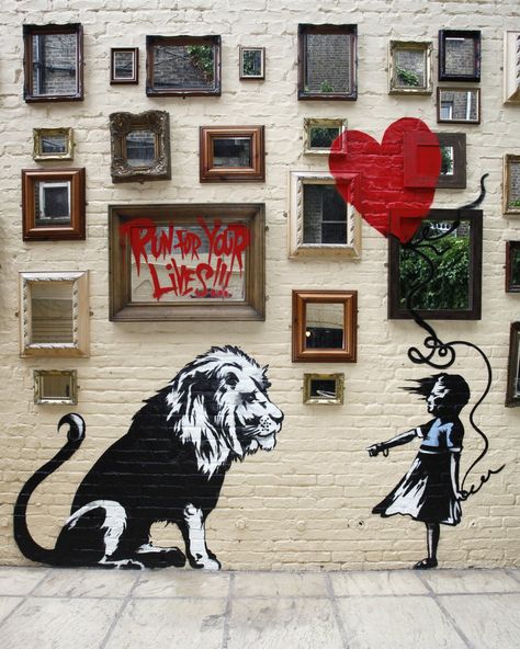 Banksy was caught on tape while painting this mural at a London pub. It features his signature red balloon #Art #streetart Banksy Mural, Banksy Artwork, Street Art Banksy, Banksy Graffiti, Banksy Art, Urban Street Art, 3d Street Art, Amazing Street Art, Graffiti Artist